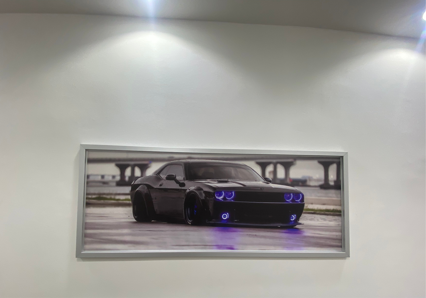 لوحة جدارية مؤطرة - سيارة دودج تشالنجر سوداء مع أضواء نيون 70×140 سم