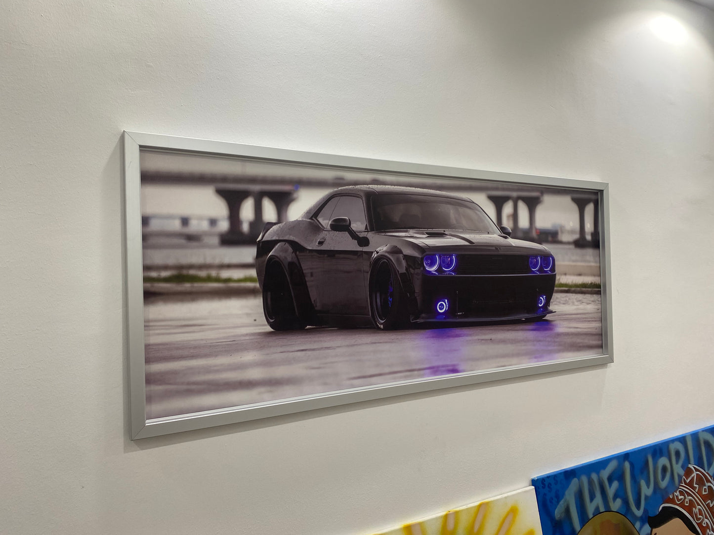لوحة جدارية مؤطرة - سيارة دودج تشالنجر سوداء مع أضواء نيون 70×140 سم
